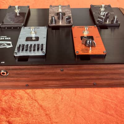 VOX VE-EXHB loaded pedalboard with 5 VOX effect pedals from the new fancy Valvenergy series with ,,Nutube" technology* Tube overdrive/Tube booster/Tube preamp EQ/Tube compressor/Tuner pedal*very rare board/was for VOX dealers only*list price 1199€ image 14