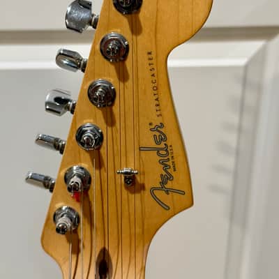 Fender American Series Stratocaster with Maple Fretboard 2002- 3-Color Sunburst image 3