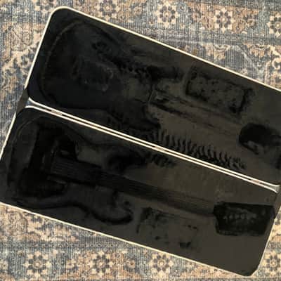 Fender Vintage Molded Hardshell Case for Strat or Tele 70s-80s - Black image 6