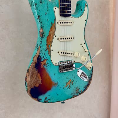 Fender Stratocaster 2025 - Surf Green over 3-color Sunburst - Super Heavy Relic image 5