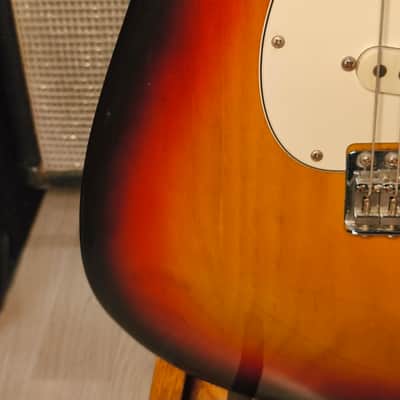 Fender Stratocaster with 3-Bolt Neck, Maple Fretboard 1975 Sunburst image 5