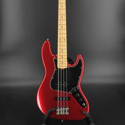Fender 2011 American Special Jazz Bass - Candy Apple Red image 3