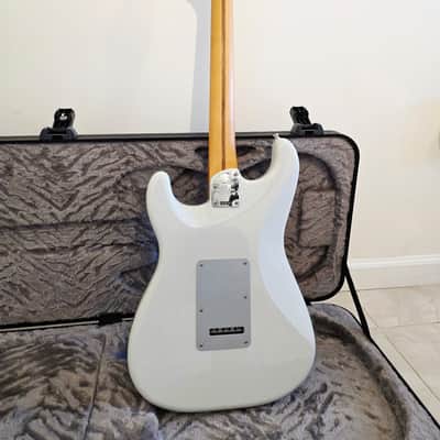 Fender American Ultra II Stratocaster with Maple Fretboard 2024 - Present - Avalanche image 3
