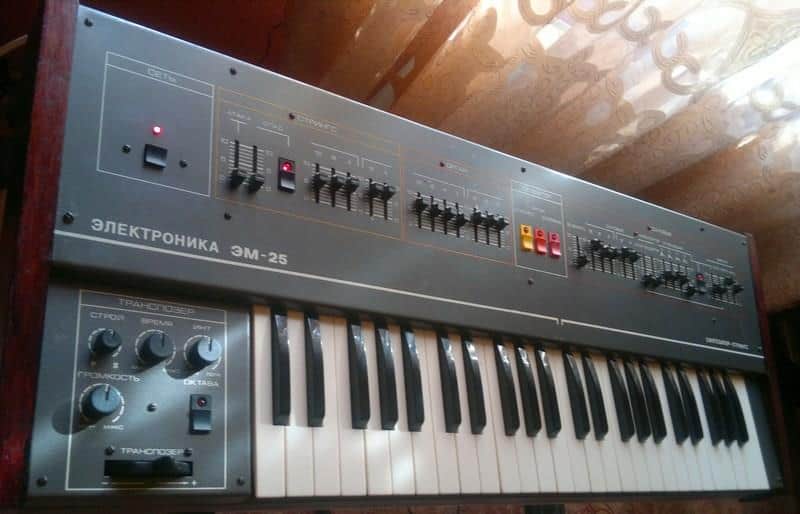 elektronika EM-25 soviet string-organ analog syntesizer image 1