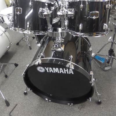 Yamaha Gigmaker 5-Piece Standard Drum Set with 22" Bass Drum  Black Glitter image 2