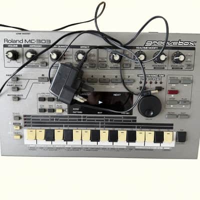 Roland MC-303 Groovebox 1990 - 1998 - Silver image 2