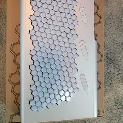 Lumatone 280 key Isomorphic Keyboard – Excellent Condition – Original Box, Kickstand & Manual image 3