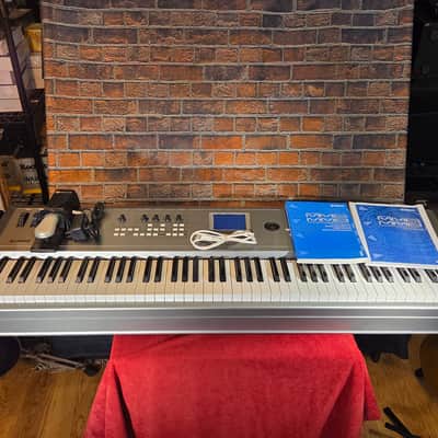 Yamaha MM8 Synthesizer w/ SKB HSC