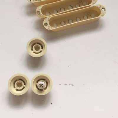 Complete Fender Vintage Aged White Relic 62 Reissue Strat Pickup Covers 3 Knobs Green Font image 4