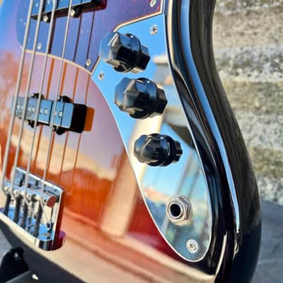 Fender American Pro II Jazz Bass® Rosewood Fingerboard, 3-Color Sunburst 0193970700 image 9