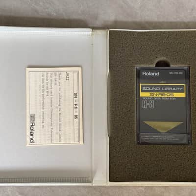 Roland R-8 Human Rhythm Composer Drum Machine + 5 Sound Cartridges - Serviced image 9