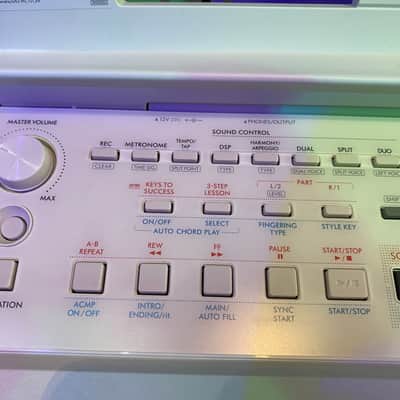 Yamaha EZ-300 61-Key Portable Keyboard with Light-Up Keys 2020 - Present - Silver image 4