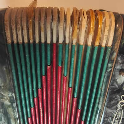 RARE, VINTAVintage Hero 7-Button 2-Bass Child's Accordion - Made in Shanghai - Green MarbleGE HERO "MIDGET" MINIATURE ACCORDION / MELODEON c1970s - 1 BROKEN KEY BUT OTHERWISE WORKING, BIG & FULL SOUND image 3