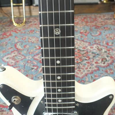 First Act Limited Edition Volkswagen Garage Master 2007-09 White with Black Pickguard image 6