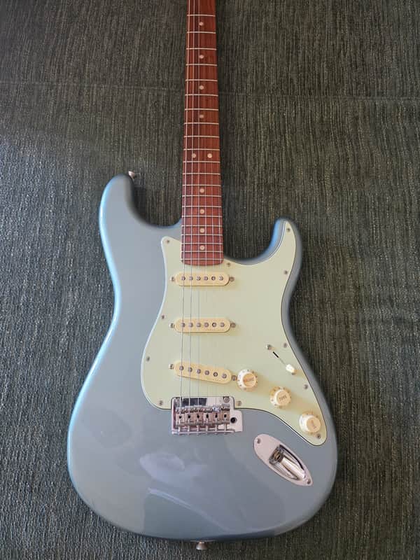 Fender Deluxe Roadhouse Stratocaster with Pau Ferro Fretboard 2018 - 2021 - Mystic Ice Blue