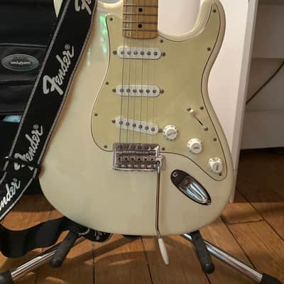 Fender Standard Stratocaster Made in Mexico 2015, finition Arctic White, manche érable image 2