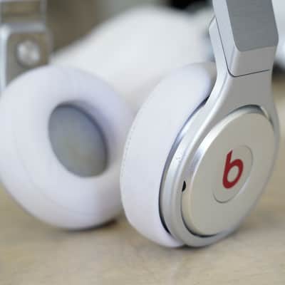 Beats Pro Wired Over-Ear Headphone - White image 2