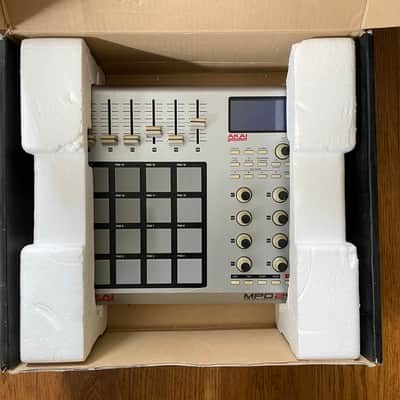 Akai MPD24 MIDI Controller  2010s - Silver image 3