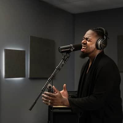 Shure SM7DB Dynamic Vocal Microphone With Built-in Preamp image 5