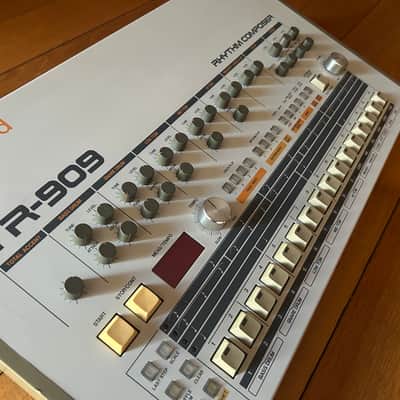Roland TR-909 Rhythm Composer 1983 - 1985 - White