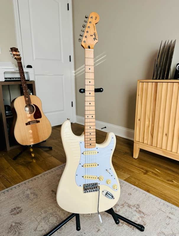 Fender "Squier Series" Standard Stratocaster with Maple Fretboard 1992 - 1996 - Arctic White image 1