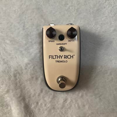 Danelectro Billionaire Filthy Rich Tremolo 2010s - Cream/Black guitar effects pedal image 2
