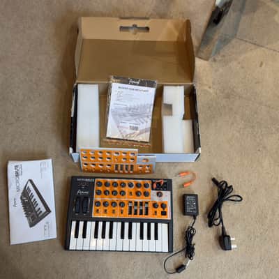 Arturia MicroBrute 25-Key Synthesizer 2014 - Present - Black