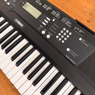Yamaha EZ220 Lighted Key Portable Digital Piano 2012 - Present - Black image 4