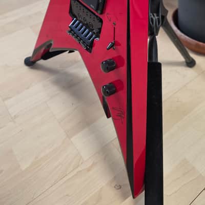 Jackson Demmelition King V ex LONDON CROBAR Soho Metal Rock Bar Artist Signed Phil Demmel Machine Head Signature Flying V EMG 81 85 Zakk Wylde Set Floyd Rose Electric Guitar image 14