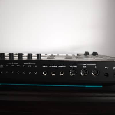 Novation ReMOTE 61 SL MKIII MIDI Controller 2018 - Present - Black image 9