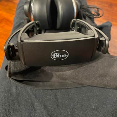 Blue Lola Sealed Over-Ear Headphones 2010s - Black image 3