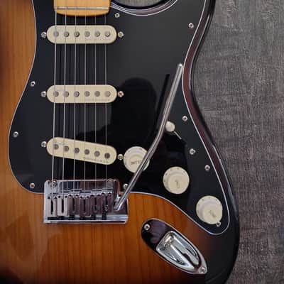 Fender American Ultra Luxe Stratocaster 2021 2-Color Sunburst Stainless Frets w/ Case image 3