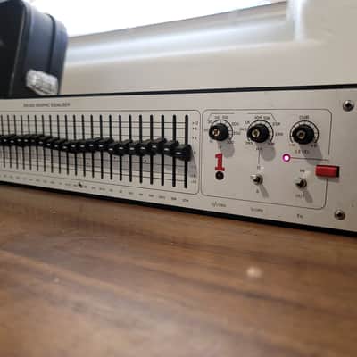 Klark Teknik DN300 30-Band Graphic Equaliser EQ Vintage Rack Unit Tested & Working image 2