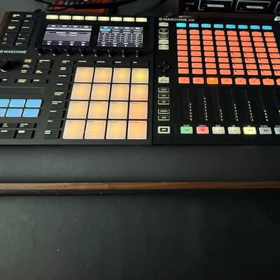 Native Instruments Maschine Mk3 / Maschine custom bundleJam 2024 image 2