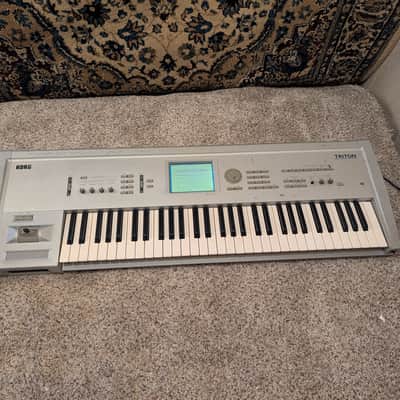 Korg Triton 61-Key 62-Voice Polyphonic Workstation 1999 - 2000 - Silver