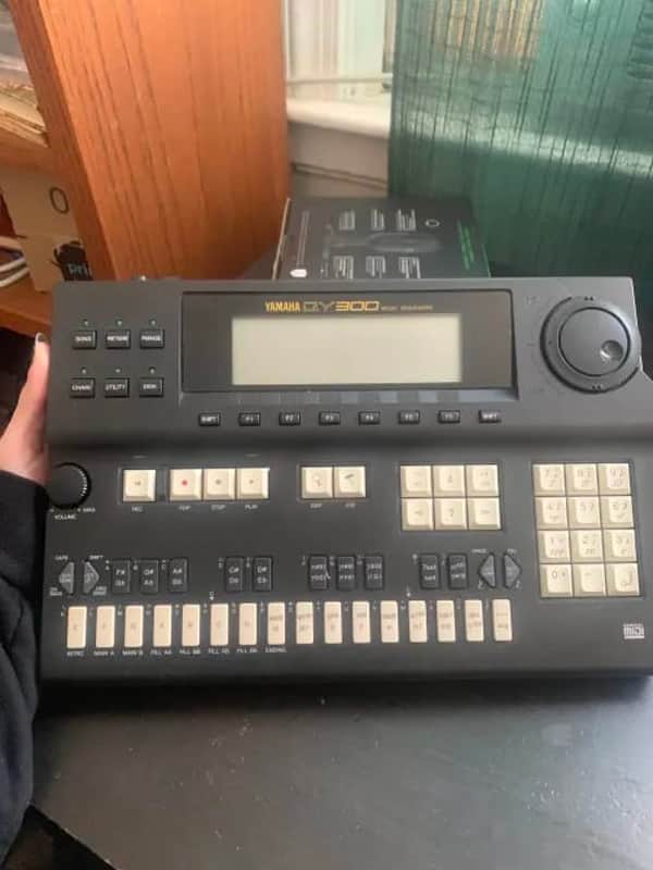 Yamaha QY-300 1994 image 1