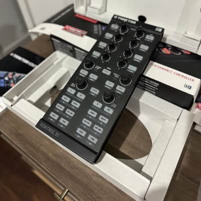 Native Instruments Traktor Kontrol X1 2010s - Black image 1