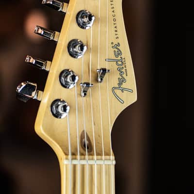 2005 Fender Highway One Stratocaster crimson red transparent image 3