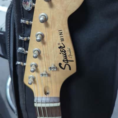 Squier By Fender Mini with gig bag - Red image 2