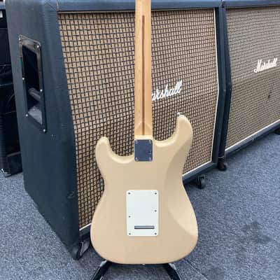 Fender Highway One Stratocaster with Maple Fretboard 2006 - 2009 - Honey Blonde Transparent image 5