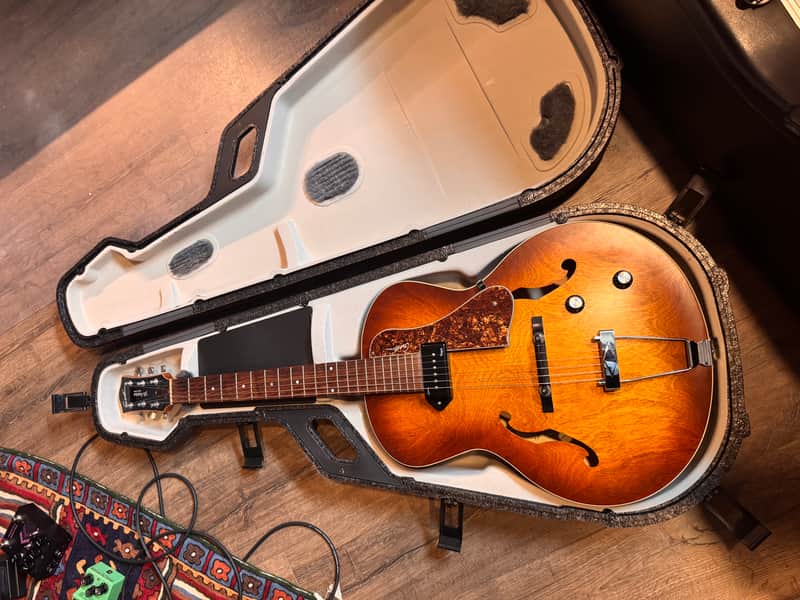 Godin 5th Avenue Kingpin 2010s - Cognac Burst image 1