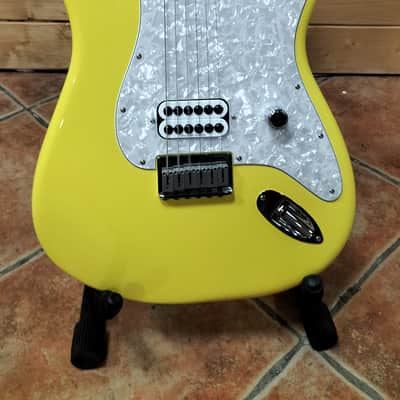 Fender Tom Delonge - Graffiti yellow image 2