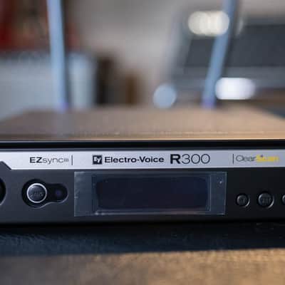Electro-Voice R300-HD Handheld Wireless Microphone System Band-C image 3