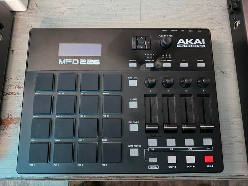 Akai MPD226