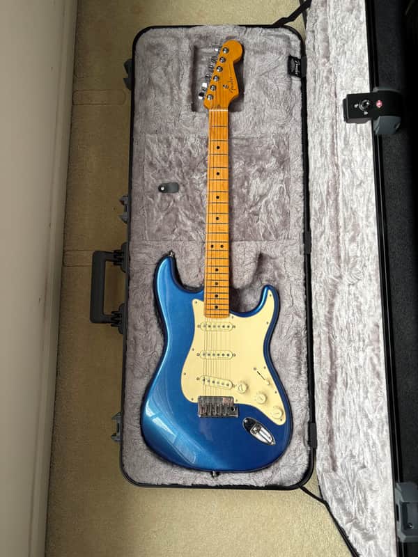Fender American Ultra Stratocaster with Maple Fretboard 2019 - Present - Cobra Blue