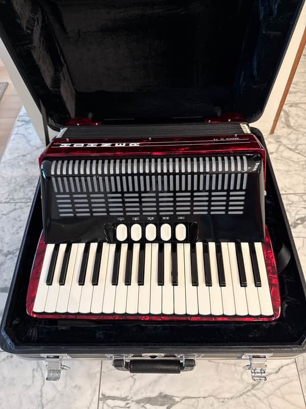 Hohner AMICA III 82 2005 - Red image 1