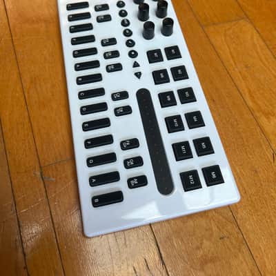 Isla Instruments Kordbot MIDI Controller 2017 - Present - White