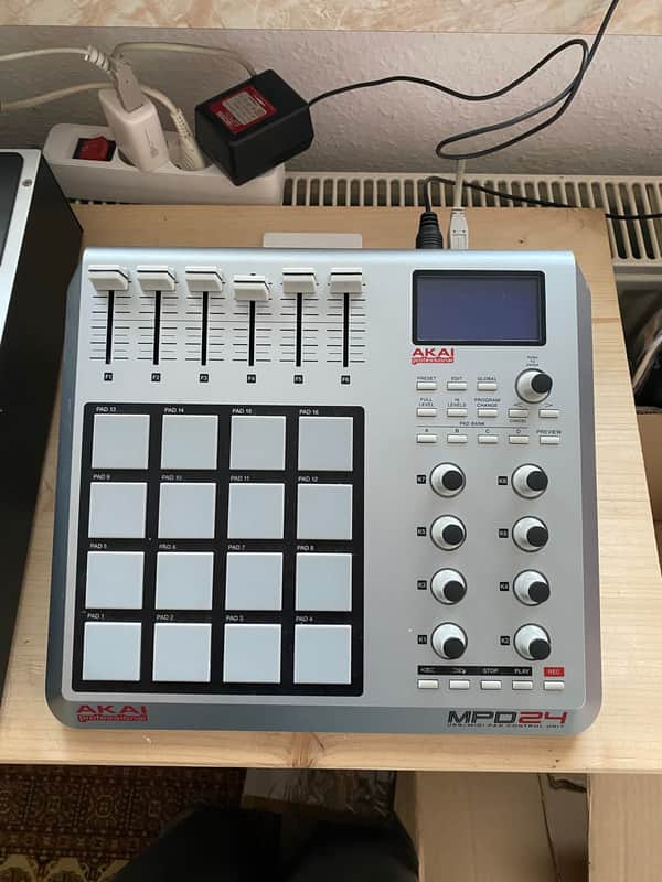 Akai Akai MPD 24 20s - 16 pads midi controller in and out with usb image 1