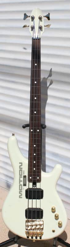 YAMAHA Motion Bass II（MB-II）ホワイトカラー Yamaha Motion MB-II - What To Know & Where To Buy | Equipboard