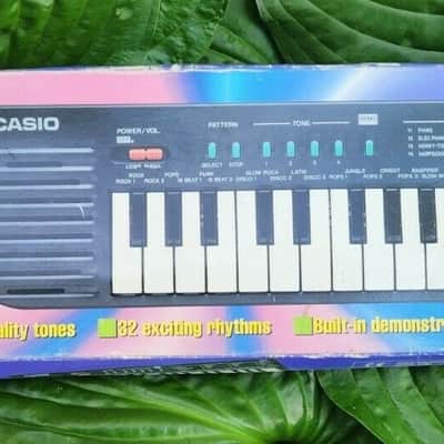 Casio SA-2 1995 Black Mini Electronic Keyboard Include 32 Keys Fully Functional With Box Tested image 2